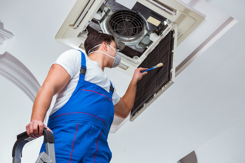 Tecnicos instalando aire acondicionado